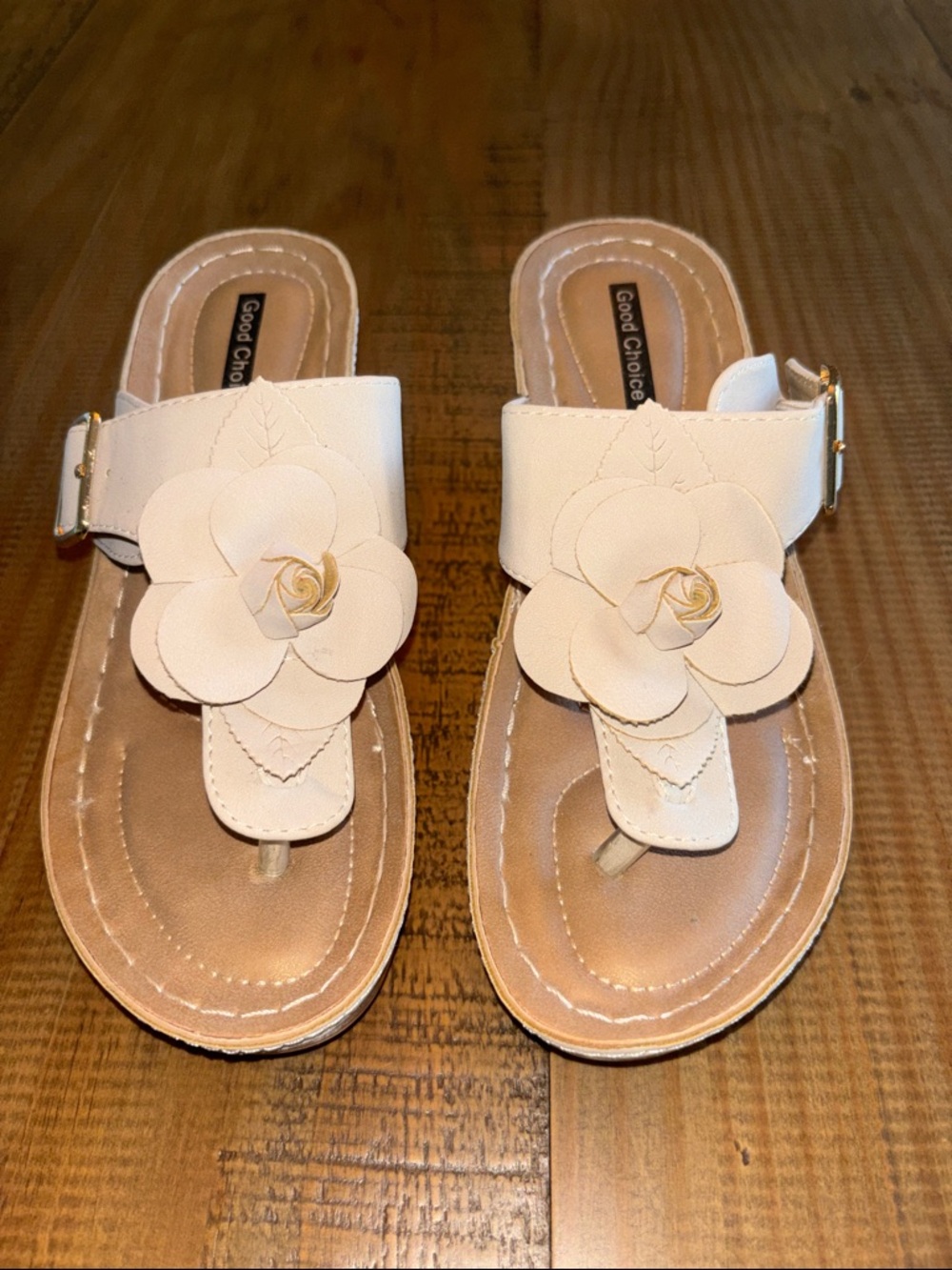 Good Choice  Cream Floral Thong Sandals with Gold Buckle size 6 new!